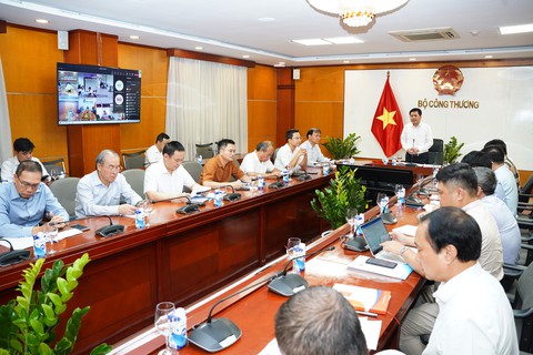 Doanh nghiệp xăng dầu họp với bộ trưởng: Oằn mình gánh thị trường, mong giải pháp lâu dài - Ảnh 1. Doanh nghiệp xăng dầu họp với bộ trưởng: Oằn mình gánh thị trường, mong giải pháp lâu dài - Ảnh 1.