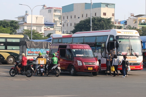 Xe bến Miền Đông vẫn được rước khách ở bến Miền Tây - Ảnh 1. Xe bến Miền Đông vẫn được rước khách ở bến Miền Tây - Ảnh 1.