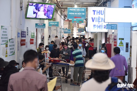 Bệnh viện ở TP.HCM chật hẹp, xuống cấp trầm trọng nhưng tiếp nhận 5.000 người/ngày - Ảnh 7. Bệnh viện ở TP.HCM chật hẹp, xuống cấp trầm trọng nhưng tiếp nhận 5.000 người/ngày - Ảnh 7.