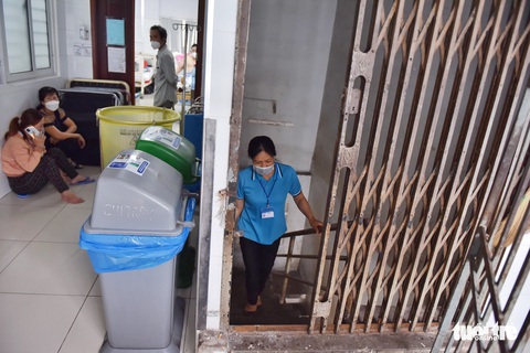 Bệnh viện ở TP.HCM chật hẹp, xuống cấp trầm trọng nhưng tiếp nhận 5.000 người/ngày - Ảnh 1. Bệnh viện ở TP.HCM chật hẹp, xuống cấp trầm trọng nhưng tiếp nhận 5.000 người/ngày - Ảnh 1.