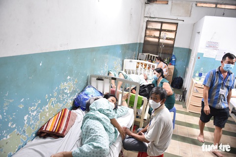 Bệnh viện ở TP.HCM chật hẹp, xuống cấp trầm trọng nhưng tiếp nhận 5.000 người/ngày - Ảnh 6. Bệnh viện ở TP.HCM chật hẹp, xuống cấp trầm trọng nhưng tiếp nhận 5.000 người/ngày - Ảnh 6.