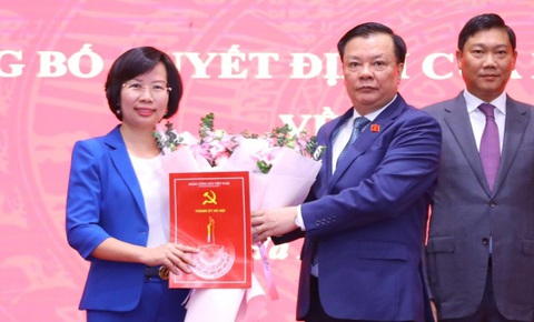 Hà Nội trao 3 quyết định về công tác cán bộ, quận Thanh Xuân có tân bí thư - Ảnh 2. Hà Nội trao 3 quyết định về công tác cán bộ, quận Thanh Xuân có tân bí thư - Ảnh 2.