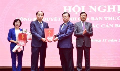 Hà Nội trao 3 quyết định về công tác cán bộ, quận Thanh Xuân có tân bí thư - Ảnh 3. Hà Nội trao 3 quyết định về công tác cán bộ, quận Thanh Xuân có tân bí thư - Ảnh 3.
