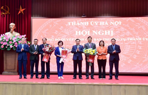 Hà Nội trao 3 quyết định về công tác cán bộ, quận Thanh Xuân có tân bí thư - Ảnh 1. Hà Nội trao 3 quyết định về công tác cán bộ, quận Thanh Xuân có tân bí thư - Ảnh 1.