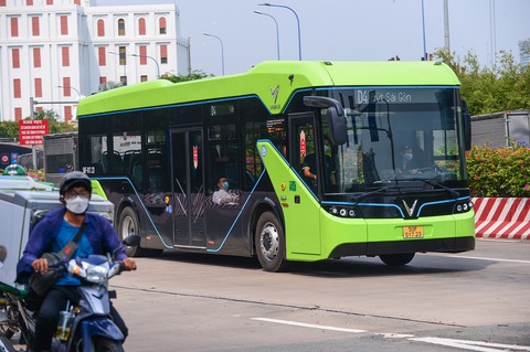 Vì sao lùi thí điểm bốn tuyến buýt điện? - Ảnh 1. Vì sao lùi thí điểm bốn tuyến buýt điện? - Ảnh 1.