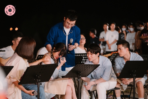 Hứa Kim Tuyền tung bản mashup Ba ngọn nến lung linh - Đi về nhà cực cuốn - Ảnh 3. Hứa Kim Tuyền tung bản mashup Ba ngọn nến lung linh - Đi về nhà cực cuốn - Ảnh 3.