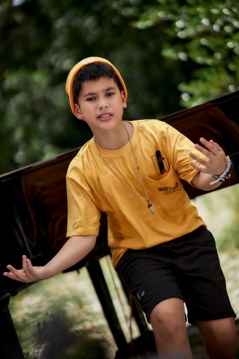Rapper 2 dòng máu Shumo hóa cậu bé rừng xanh, đu dây mạo hiểm trong MV - Ảnh 2. Rapper 2 dòng máu Shumo hóa cậu bé rừng xanh, đu dây mạo hiểm trong MV - Ảnh 2.