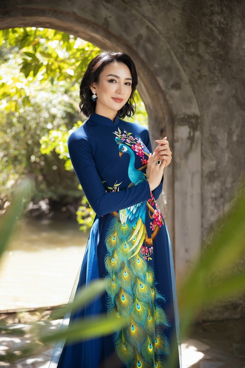 Hoa hậu Ngọc Diễm duyên dáng trong tà áo dài Minh Châu sau kết thúc nhiệm kỳ 14 năm - Ảnh 2. Hoa hậu Ngọc Diễm duyên dáng trong tà áo dài Minh Châu sau kết thúc nhiệm kỳ 14 năm - Ảnh 2.
