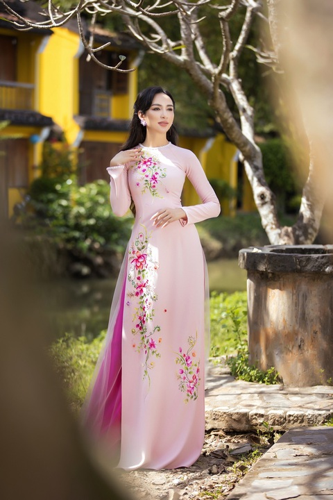 Hoa hậu Ngọc Diễm duyên dáng trong tà áo dài Minh Châu sau kết thúc nhiệm kỳ 14 năm - Ảnh 3. Hoa hậu Ngọc Diễm duyên dáng trong tà áo dài Minh Châu sau kết thúc nhiệm kỳ 14 năm - Ảnh 3.