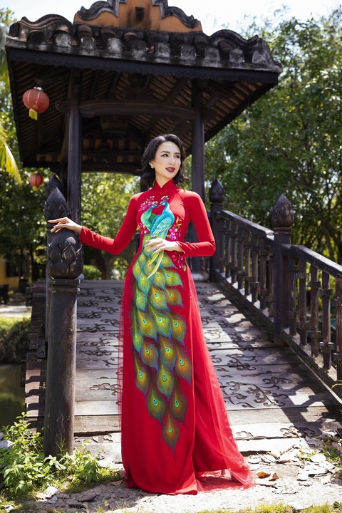 Hoa hậu Ngọc Diễm duyên dáng trong tà áo dài Minh Châu sau kết thúc nhiệm kỳ 14 năm - Ảnh 4. Hoa hậu Ngọc Diễm duyên dáng trong tà áo dài Minh Châu sau kết thúc nhiệm kỳ 14 năm - Ảnh 4.