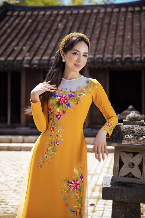 Hoa hậu Ngọc Diễm duyên dáng trong tà áo dài Minh Châu sau kết thúc nhiệm kỳ 14 năm - Ảnh 5. Hoa hậu Ngọc Diễm duyên dáng trong tà áo dài Minh Châu sau kết thúc nhiệm kỳ 14 năm - Ảnh 5.