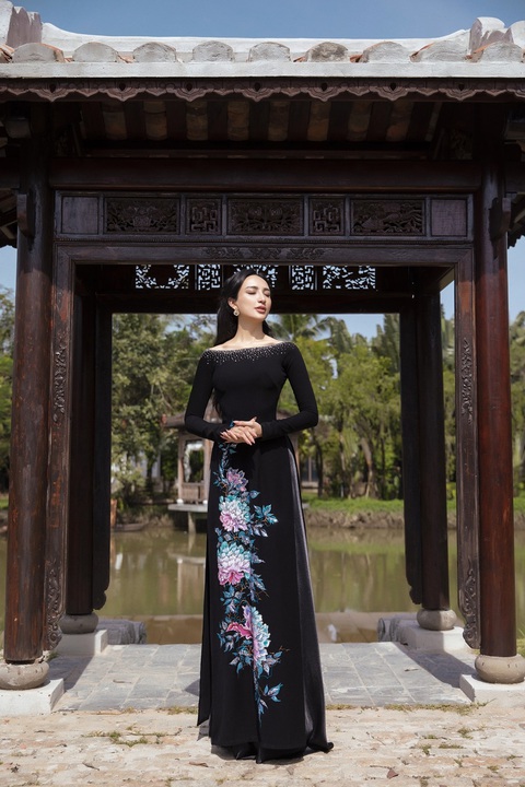 Hoa hậu Ngọc Diễm duyên dáng trong tà áo dài Minh Châu sau kết thúc nhiệm kỳ 14 năm - Ảnh 6. Hoa hậu Ngọc Diễm duyên dáng trong tà áo dài Minh Châu sau kết thúc nhiệm kỳ 14 năm - Ảnh 6.