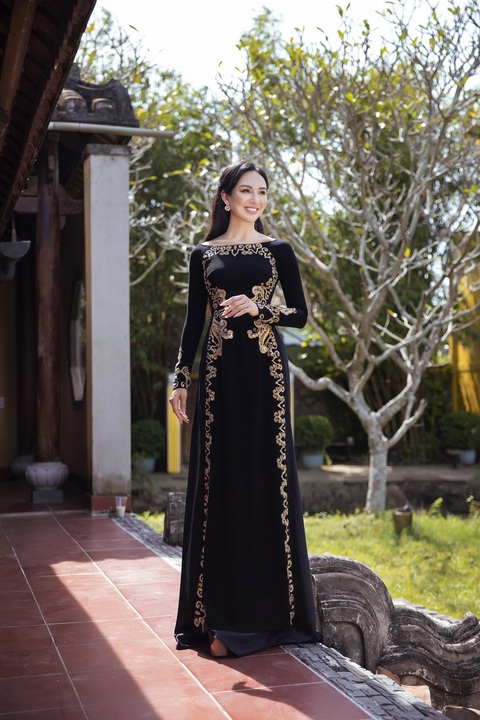 Hoa hậu Ngọc Diễm duyên dáng trong tà áo dài Minh Châu sau kết thúc nhiệm kỳ 14 năm - Ảnh 7. Hoa hậu Ngọc Diễm duyên dáng trong tà áo dài Minh Châu sau kết thúc nhiệm kỳ 14 năm - Ảnh 7.