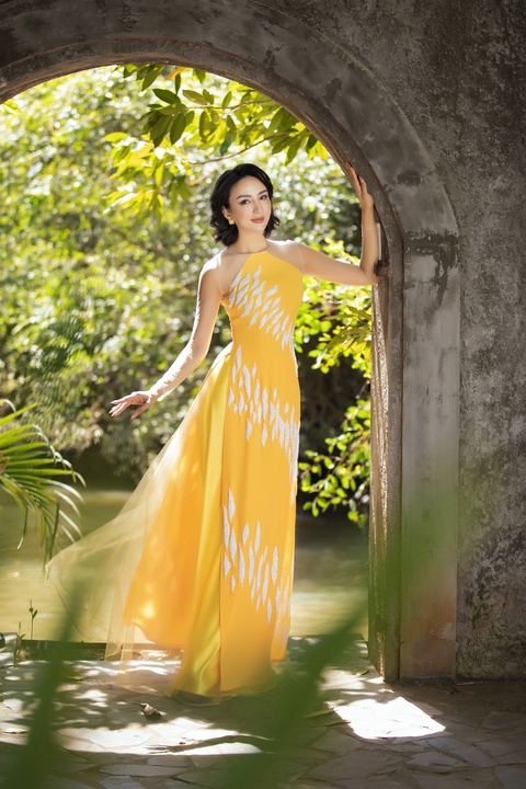 Hoa hậu Ngọc Diễm duyên dáng trong tà áo dài Minh Châu sau kết thúc nhiệm kỳ 14 năm - Ảnh 8. Hoa hậu Ngọc Diễm duyên dáng trong tà áo dài Minh Châu sau kết thúc nhiệm kỳ 14 năm - Ảnh 8.