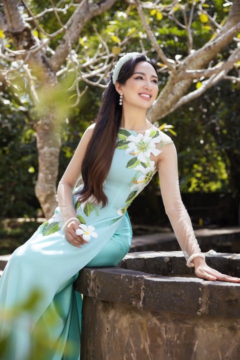 Hoa hậu Ngọc Diễm duyên dáng trong tà áo dài Minh Châu sau kết thúc nhiệm kỳ 14 năm - Ảnh 11. Hoa hậu Ngọc Diễm duyên dáng trong tà áo dài Minh Châu sau kết thúc nhiệm kỳ 14 năm - Ảnh 11.
