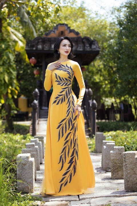 Hoa hậu Ngọc Diễm duyên dáng trong tà áo dài Minh Châu sau kết thúc nhiệm kỳ 14 năm - Ảnh 13. Hoa hậu Ngọc Diễm duyên dáng trong tà áo dài Minh Châu sau kết thúc nhiệm kỳ 14 năm - Ảnh 13.