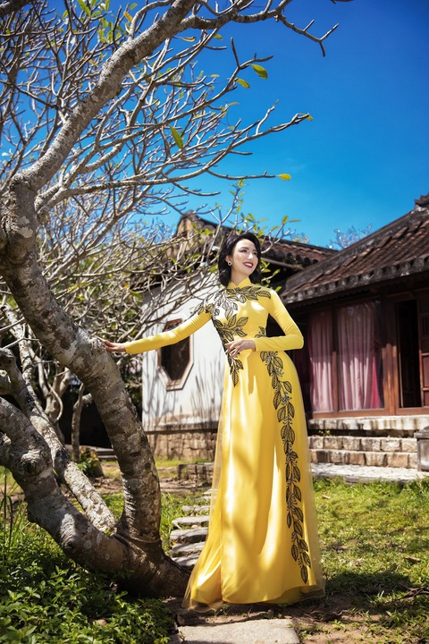 Hoa hậu Ngọc Diễm duyên dáng trong tà áo dài Minh Châu sau kết thúc nhiệm kỳ 14 năm - Ảnh 14. Hoa hậu Ngọc Diễm duyên dáng trong tà áo dài Minh Châu sau kết thúc nhiệm kỳ 14 năm - Ảnh 14.