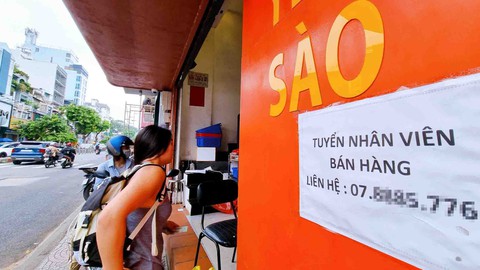 Sôi động tuyển lao động thời vụ cuối năm - Ảnh 1. Sôi động tuyển lao động thời vụ cuối năm - Ảnh 1.