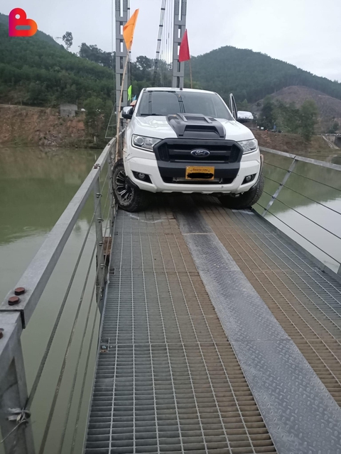 Ảnh vui 20-11: Gà treo lủng lẳng bên hông ô tô - Ảnh 4. Ảnh vui 20-11: Gà treo lủng lẳng bên hông ô tô - Ảnh 4.