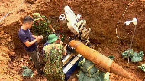 Sơ tán 100 hộ dân để phá hủy quả bom hẹn giờ giữa khu dân cư - Ảnh 1. Sơ tán 100 hộ dân để phá hủy quả bom hẹn giờ giữa khu dân cư - Ảnh 1.