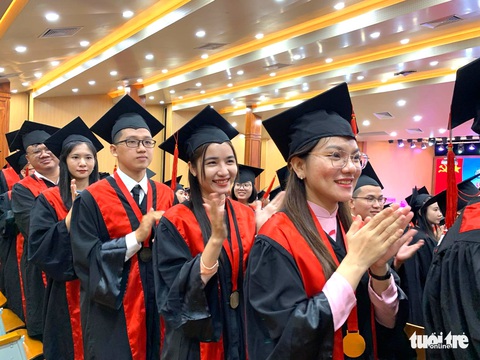 372 tân bác sĩ đầu tiên tốt nghiệp chương trình dựa trên chuẩn năng lực - Ảnh 1. 372 tân bác sĩ đầu tiên tốt nghiệp chương trình dựa trên chuẩn năng lực - Ảnh 1.