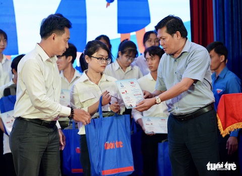 Ngày Nhà giáo Việt Nam, trao yêu thương trong từng suất học bổng - Ảnh 15. Ngày Nhà giáo Việt Nam, trao yêu thương trong từng suất học bổng - Ảnh 15.