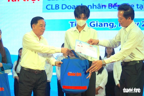 Ngày Nhà giáo Việt Nam, trao yêu thương trong từng suất học bổng - Ảnh 10. Ngày Nhà giáo Việt Nam, trao yêu thương trong từng suất học bổng - Ảnh 10.