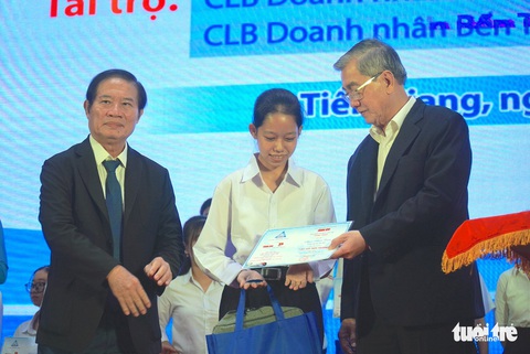 Ngày Nhà giáo Việt Nam, trao yêu thương trong từng suất học bổng - Ảnh 12. Ngày Nhà giáo Việt Nam, trao yêu thương trong từng suất học bổng - Ảnh 12.