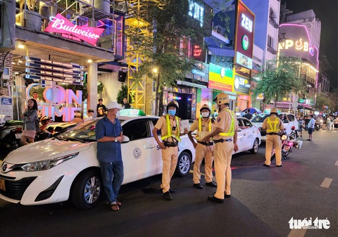 Hàng chục xe taxi có nhiều bảng hiệu, gậy gỗ, ống tuýp trên xe - Ảnh 1. Hàng chục xe taxi có nhiều bảng hiệu, gậy gỗ, ống tuýp trên xe - Ảnh 1.