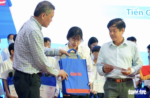 Ngày Nhà giáo Việt Nam, trao yêu thương trong từng suất học bổng - Ảnh 14. Ngày Nhà giáo Việt Nam, trao yêu thương trong từng suất học bổng - Ảnh 14.