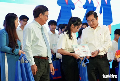Ngày Nhà giáo Việt Nam, trao yêu thương trong từng suất học bổng - Ảnh 13. Ngày Nhà giáo Việt Nam, trao yêu thương trong từng suất học bổng - Ảnh 13.