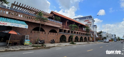 Bí thư Tỉnh ủy Quảng Ngãi: Xử lý nghiêm biệt phủ của đại gia xây lố trên đất lúa - Ảnh 3. Bí thư Tỉnh ủy Quảng Ngãi: Xử lý nghiêm biệt phủ của đại gia xây lố trên đất lúa - Ảnh 3.