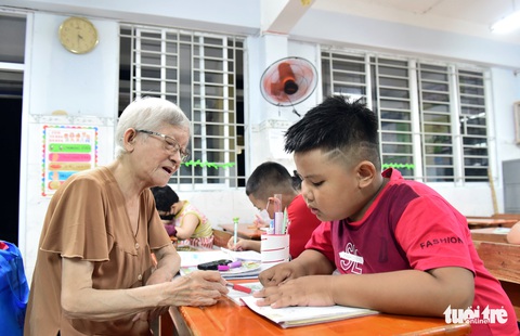 Bà Hai ơi, dạy chữ cho con con với... - Ảnh 2. Bà Hai ơi, dạy chữ cho con con với... - Ảnh 2.