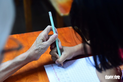Bà Hai ơi, dạy chữ cho con con với... - Ảnh 1. Bà Hai ơi, dạy chữ cho con con với... - Ảnh 1.