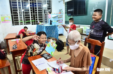 Bà Hai ơi, dạy chữ cho con con với... - Ảnh 8. Bà Hai ơi, dạy chữ cho con con với... - Ảnh 8.