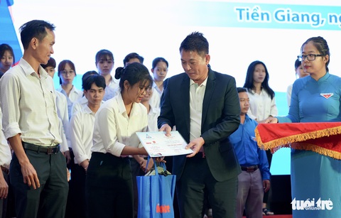 Ngày Nhà giáo Việt Nam, trao yêu thương trong từng suất học bổng - Ảnh 17. Ngày Nhà giáo Việt Nam, trao yêu thương trong từng suất học bổng - Ảnh 17.