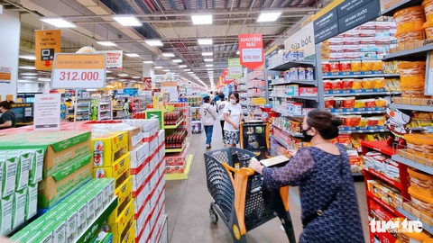 Mua sắm từ nay đến cuối năm rợp màu khuyến mãi - Ảnh 1. Mua sắm từ nay đến cuối năm rợp màu khuyến mãi - Ảnh 1.