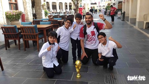 Bóng của kỳ World Cup lạ lùng sắp lăn, tận hưởng thôi - Ảnh 1. Bóng của kỳ World Cup lạ lùng sắp lăn, tận hưởng thôi - Ảnh 1.
