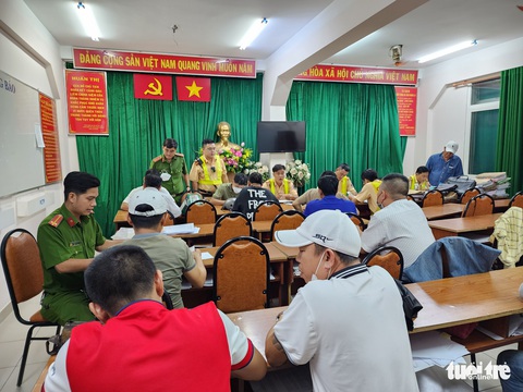 Hàng chục xe taxi có nhiều bảng hiệu, gậy gỗ, ống tuýp trên xe - Ảnh 5. Hàng chục xe taxi có nhiều bảng hiệu, gậy gỗ, ống tuýp trên xe - Ảnh 5.
