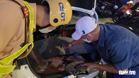 Hàng chục xe taxi có nhiều bảng hiệu, gậy gỗ, ống tuýp trên xe - Ảnh 3. Hàng chục xe taxi có nhiều bảng hiệu, gậy gỗ, ống tuýp trên xe - Ảnh 3.