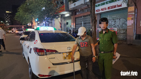 Hàng chục xe taxi có nhiều bảng hiệu, gậy gỗ, ống tuýp trên xe - Ảnh 4. Hàng chục xe taxi có nhiều bảng hiệu, gậy gỗ, ống tuýp trên xe - Ảnh 4.