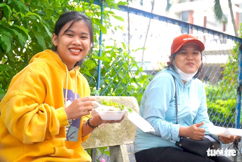 Ngày Nhà giáo Việt Nam, trao yêu thương trong từng suất học bổng - Ảnh 6. Ngày Nhà giáo Việt Nam, trao yêu thương trong từng suất học bổng - Ảnh 6.