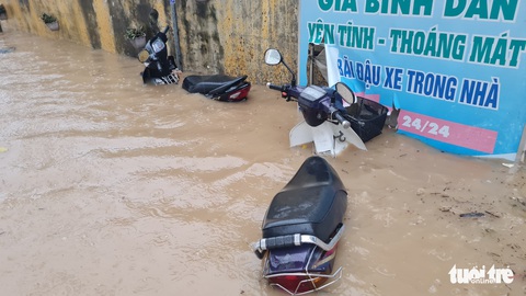 Mưa lớn kéo dài tại Quy Nhơn, xe máy và người đi đường bị nước cuốn - Ảnh 7. Mưa lớn kéo dài tại Quy Nhơn, xe máy và người đi đường bị nước cuốn - Ảnh 7.
