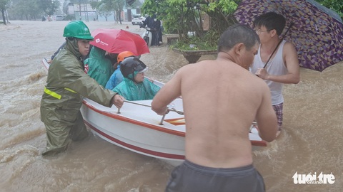 Mưa lớn kéo dài tại Quy Nhơn, xe máy và người đi đường bị nước cuốn - Ảnh 10. Mưa lớn kéo dài tại Quy Nhơn, xe máy và người đi đường bị nước cuốn - Ảnh 10.