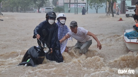 Mưa lớn kéo dài tại Quy Nhơn, xe máy và người đi đường bị nước cuốn - Ảnh 4. Mưa lớn kéo dài tại Quy Nhơn, xe máy và người đi đường bị nước cuốn - Ảnh 4.