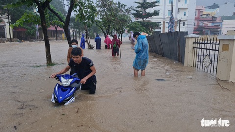 Mưa lớn kéo dài tại Quy Nhơn, xe máy và người đi đường bị nước cuốn - Ảnh 6. Mưa lớn kéo dài tại Quy Nhơn, xe máy và người đi đường bị nước cuốn - Ảnh 6.