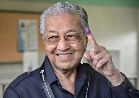 Chính khách 97 tuổi Mahathir Mohamad lần đầu mất ghế ở Quốc hội Malaysia - Ảnh 1. Chính khách 97 tuổi Mahathir Mohamad lần đầu mất ghế ở Quốc hội Malaysia - Ảnh 1.