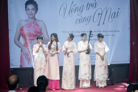 Học trò tri ân cô giáo O Sen - Ngọc Mai nhân ngày 20-11 - Ảnh 4. Học trò tri ân cô giáo O Sen - Ngọc Mai nhân ngày 20-11 - Ảnh 4.