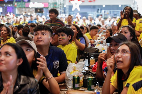 Người hâm mộ Ecuador nói gì sau chiến thắng mở màn tại World Cup? - Ảnh 3. Người hâm mộ Ecuador nói gì sau chiến thắng mở màn tại World Cup? - Ảnh 3.