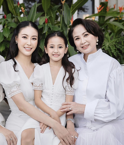 Ảnh vui sao Việt 22-11: Gia đình ba thế hệ toàn mỹ nhân nhà Hà Kiều Anh - Ảnh 1. Ảnh vui sao Việt 22-11: Gia đình ba thế hệ toàn mỹ nhân nhà Hà Kiều Anh - Ảnh 1.